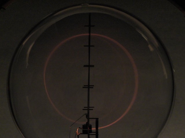 Bild des originalen Experimentes von Kathodenstrahlen im B-Feld mit eingestellter Beschleunigungsspannung und Spulenstrom