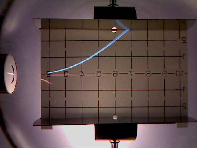 Realexperiment zur Ablenkung von Elektronen im E-Feld eines Plattenkondensators